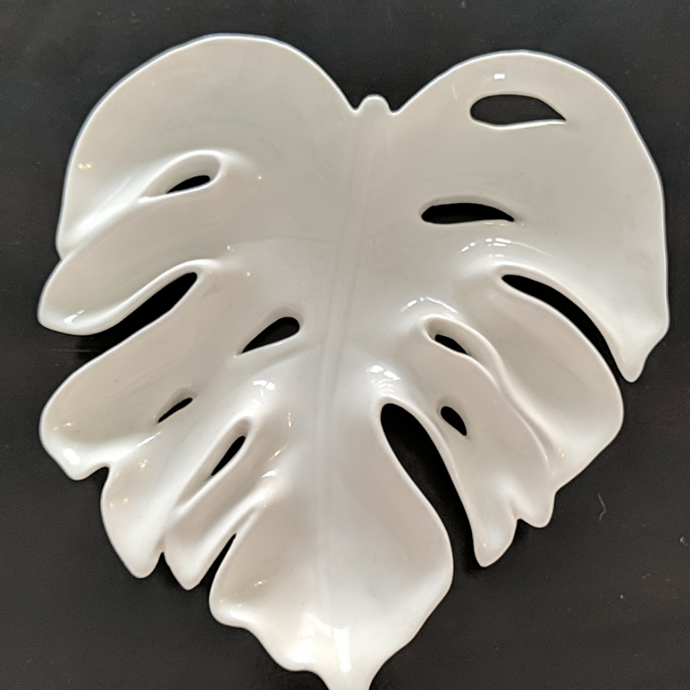 Large monstera leaf tray